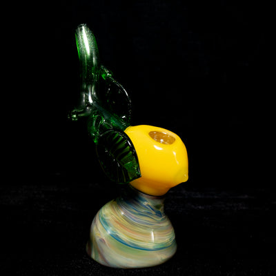 La Goleta lemon rig, a yellow lemon-shaped body on a swirled pastel foot with a green glass leaf section on top.